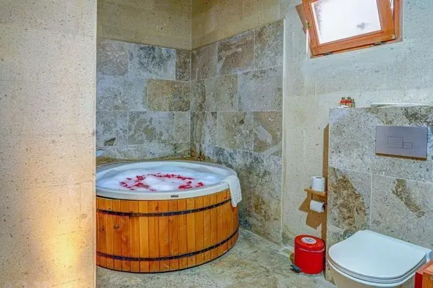 Jakuzili Deluxe Oda, Kara Manzaralı, Jakuzili