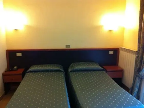 Tek Büyük Yataklı Oda, 2 Tek Kişilik Yatak