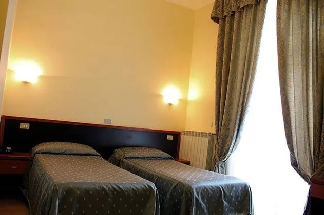 Tek Büyük Yataklı Oda, 2 Tek Kişilik Yatak