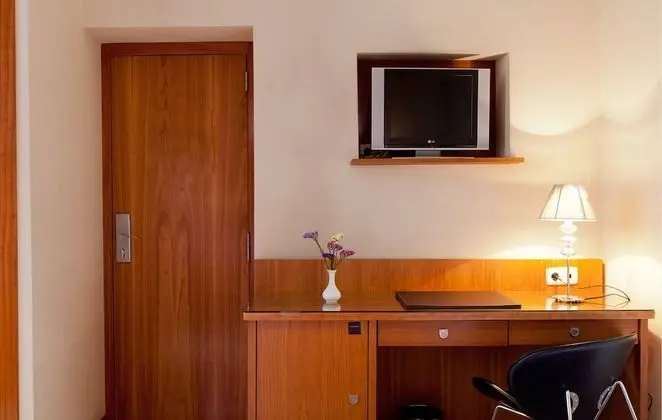 Büyük Yataklı Tek Kişilik Oda