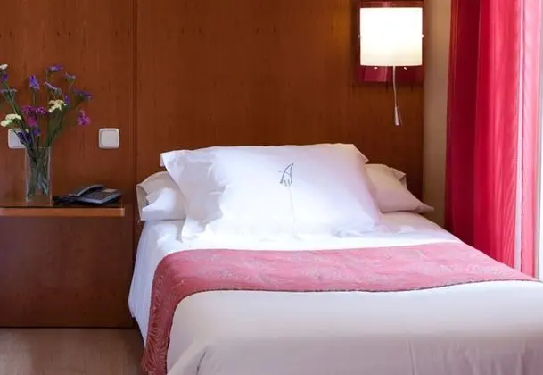 Büyük Yataklı Tek Kişilik Oda