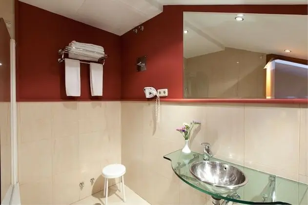 Büyük Yataklı Tek Kişilik Oda