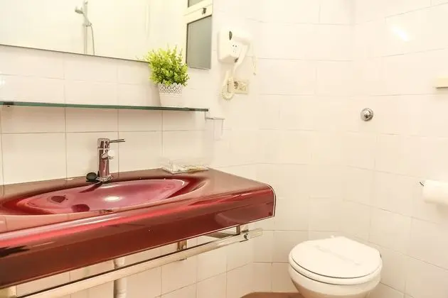 Comfort Tek Büyük veya İki Ayrı Yataklı Oda