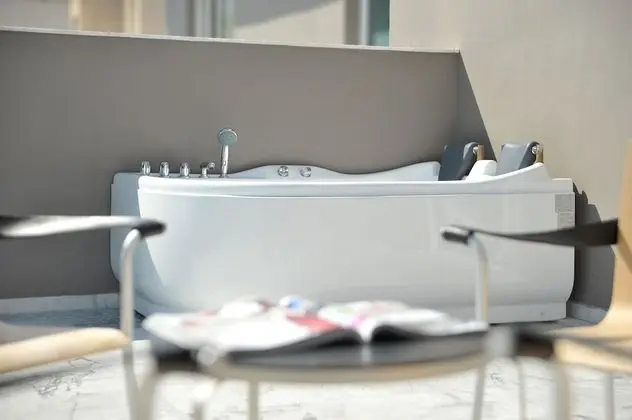 Family Oda, Sıcak Su Küveti, Bahçe Manzaralı