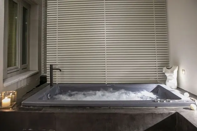 Fresco 1890 with Outdoor Hot Tub