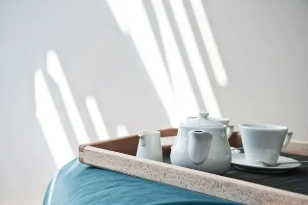 Superior Oda (Partial Acropolis View)