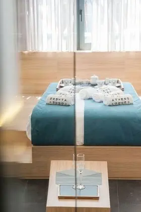 Superior Oda (Partial Acropolis View)