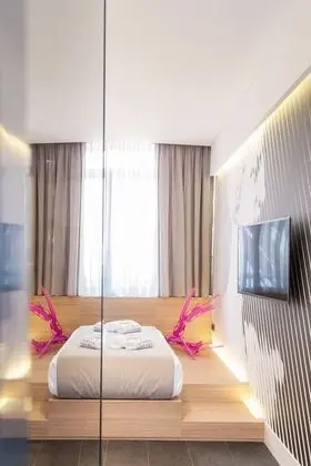 Superior Oda (Partial Acropolis View)