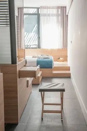 Superior Oda (Partial Acropolis View)