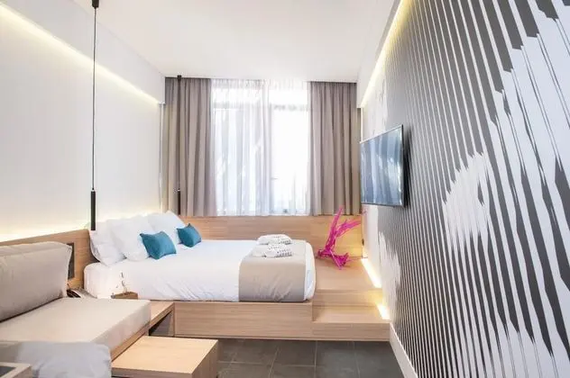 Superior Oda (Partial Acropolis View)