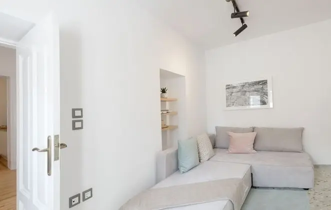 B2 One Bedroom Apartment,Terrace over the Courtyard