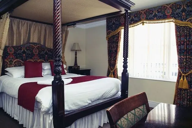 Red Lion Four Poster
