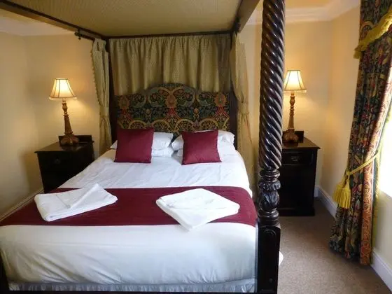 Red Lion Four Poster