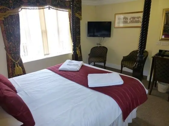 Red Lion Four Poster
