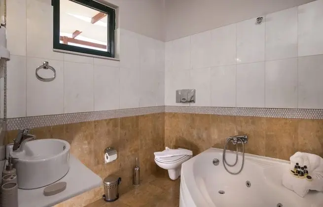 Villa, 3 Yatak Odası, Kişiye Özel Havuzlu, Deniz Manzaralı (Mirtia)
