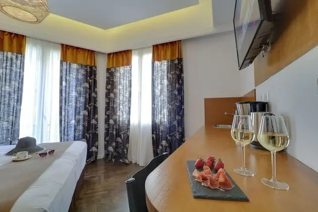 Grand Tek Büyük veya İki Ayrı Yataklı Oda (302)