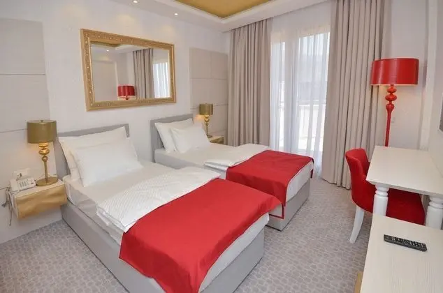 Superior Tek Büyük veya İki Ayrı Yataklı Oda, Özel Banyo, Kısmi Deniz Manzaralı