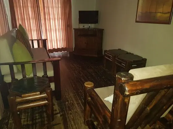 6 Sleeper Log Cabin (Dam vacinity)