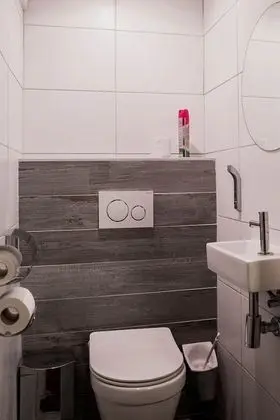 Oda, 2 Tek Kişilik Yatak, Ortak Banyo