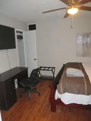 Deluxe Studio #2 (Enter thru front door, up stairs, turn right, end of hall, big #2 on dr)