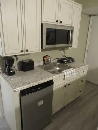 Deluxe Studio #2 (Enter thru front door, up stairs, turn right, end of hall, big #2 on dr)