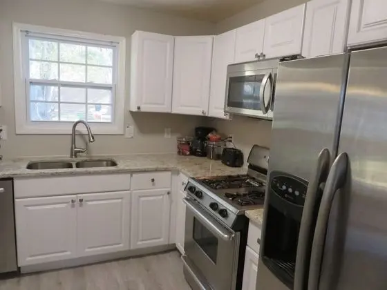 Deluxe Studio #2 (Enter thru front door, up stairs, turn right, end of hall, big #2 on dr)