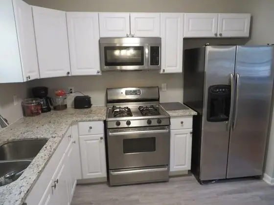 Deluxe Studio #2 (Enter thru front door, up stairs, turn right, end of hall, big #2 on dr)