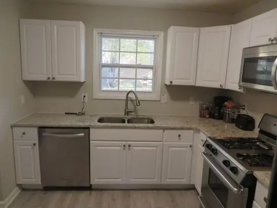 Deluxe Studio #2 (Enter thru front door, up stairs, turn right, end of hall, big #2 on dr)