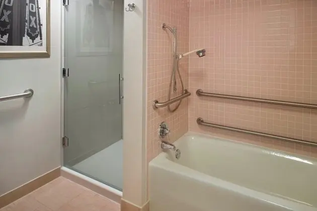Süit, 1 Yatak Odası (Mobility/Hearing Accessible, Tub)