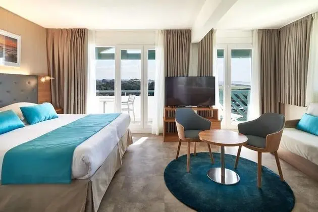 Junior Tek Büyük Yataklı Oda, Balkon, Kısmi Deniz Manzaralı
