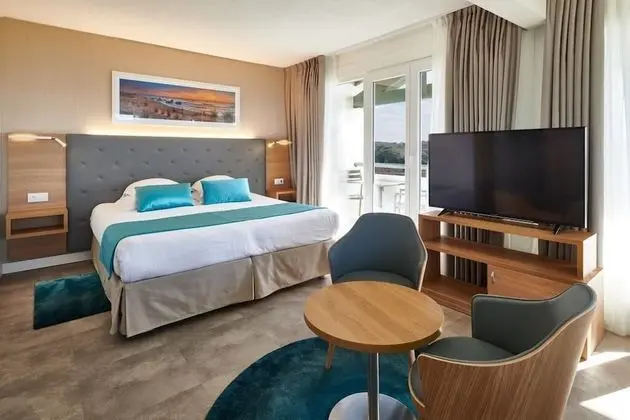 Junior Tek Büyük Yataklı Oda, Balkon, Kısmi Deniz Manzaralı