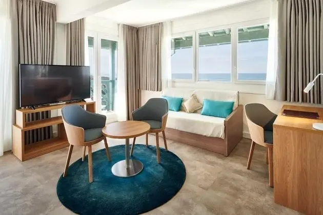Junior Tek Büyük Yataklı Oda, Balkon, Kısmi Deniz Manzaralı
