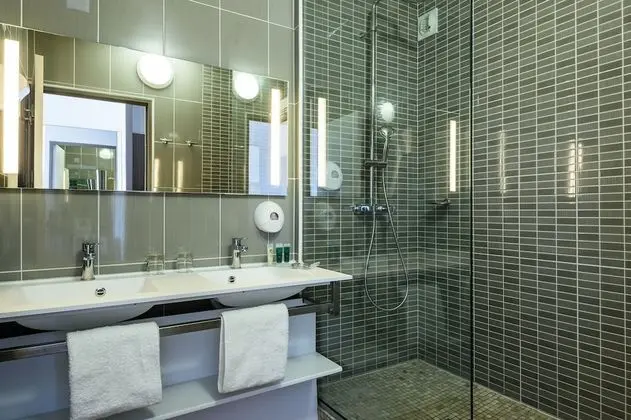 Junior Tek Büyük Yataklı Oda, Balkon, Kısmi Deniz Manzaralı