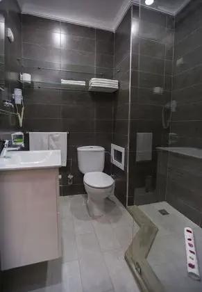 Standard Tek Büyük Yataklı Oda, Havuz Manzaralı