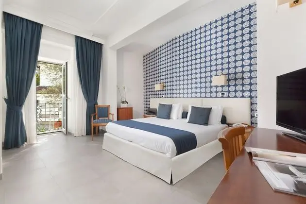 Classic Tek Büyük Yataklı Oda, Balkon, Havuz Manzaralı