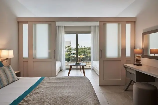 Family Room Inland View with Partition