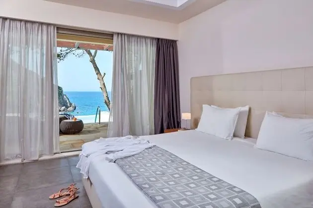 Deluxe Double Suite Sea View with Private Pool