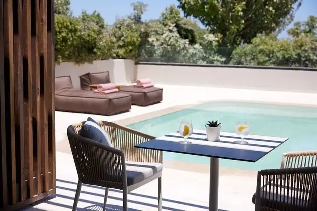 Junior suite with Sharing Pool & Pool view