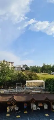 Havuz ve Bahçe Manzaralı 2 Kişilik Oda