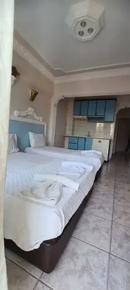 Havuz ve Bahçe Manzaralı 3 Kişilik Oda ( Tek Bölümlü)