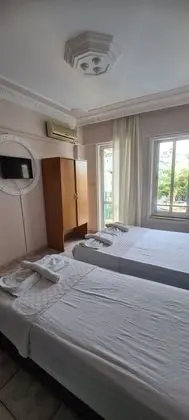 Havuz ve Bahçe Manzaralı 3 Kişilik Oda ( Tek Bölümlü)