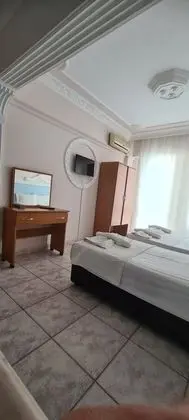 Havuz ve Bahçe Manzaralı 3 Kişilik Oda ( Tek Bölümlü)