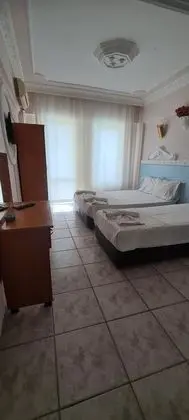 Havuz ve Bahçe Manzaralı 3 Kişilik Oda ( Tek Bölümlü)