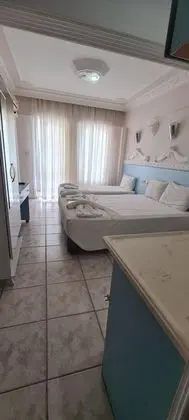 Havuz ve Bahçe Manzaralı 3 Kişilik Oda ( Tek Bölümlü)