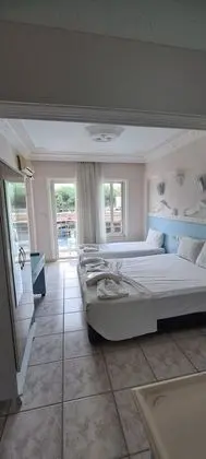 Havuz ve Bahçe Manzaralı 3 Kişilik Oda ( Tek Bölümlü)