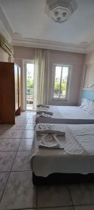 Havuz ve Bahçe Manzaralı 3 Kişilik Oda ( Tek Bölümlü)