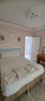 Havuz ve Bahçe Manzaralı 4 Kişilik Oda (İki Bölümlü)