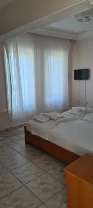 Havuz ve Bahçe Manzaralı 4 Kişilik Oda (İki Bölümlü)