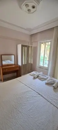 Havuz ve Bahçe Manzaralı 4 Kişilik Oda (İki Bölümlü)