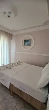Havuz ve Bahçe Manzaralı 4 Kişilik Oda (İki Bölümlü)